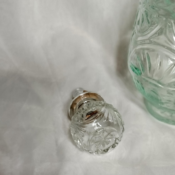 Vintage Daisy Green clear Glass Decanter pitcher cork stopper. - Picture 5 of 13